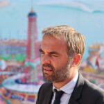 Un sondage place Michaël Delafosse en tête des municipales 2026 à Montpellier, devant Nathalie Oziol, dans un scrutin marqué par l’abstention et la dispersion des voix.