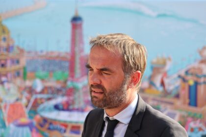 Un sondage place Michaël Delafosse en tête des municipales 2026 à Montpellier, devant Nathalie Oziol, dans un scrutin marqué par l’abstention et la dispersion des voix.