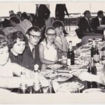 Illustration conceptuelle montrant des individus isolés dans un réseau numérique fragmenté, symbolisant la radicalisation, la perte de lien social et l’individualisme connecté.