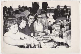 Illustration conceptuelle montrant des individus isolés dans un réseau numérique fragmenté, symbolisant la radicalisation, la perte de lien social et l’individualisme connecté.