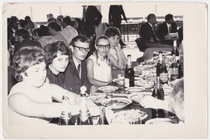 Illustration conceptuelle montrant des individus isolés dans un réseau numérique fragmenté, symbolisant la radicalisation, la perte de lien social et l’individualisme connecté.