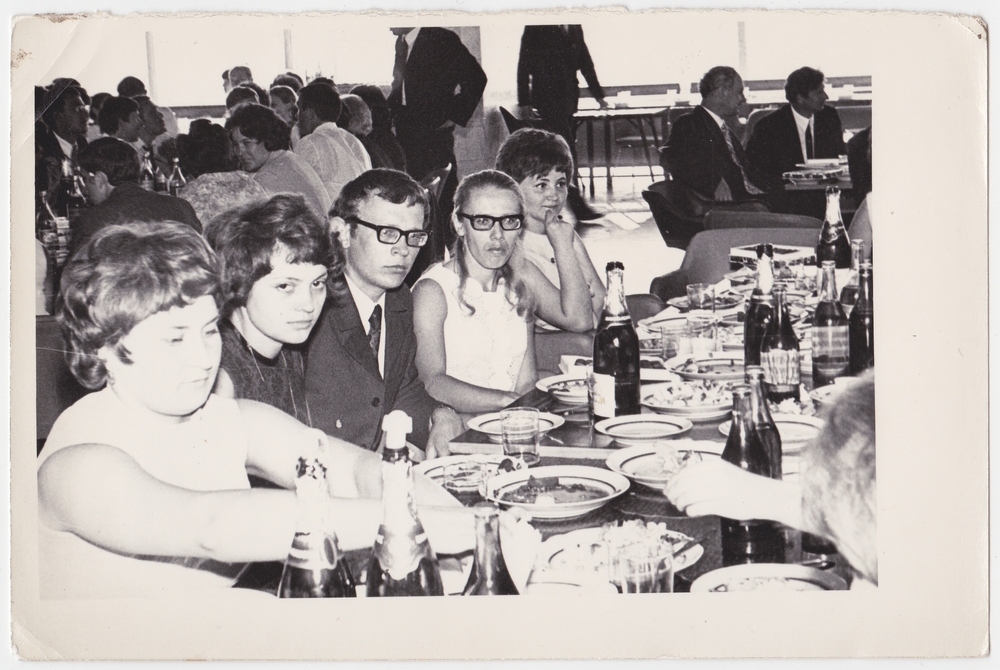 Illustration conceptuelle montrant des individus isolés dans un réseau numérique fragmenté, symbolisant la radicalisation, la perte de lien social et l’individualisme connecté.