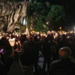 Le catholicisme français affronte une double hostilité, externe et interne, révélant son devenir minoritaire et la nécessité d’une identité chrétienne plus affirmée.