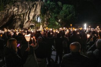Le catholicisme français affronte une double hostilité, externe et interne, révélant son devenir minoritaire et la nécessité d’une identité chrétienne plus affirmée.