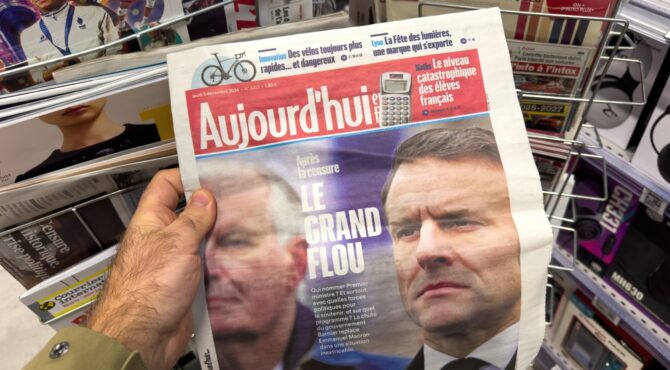 Illustration d’une silhouette française devant un décor symbolique mêlant lumière et ombre, évoquant la tension entre liberté individuelle et nouvelles normes morales.