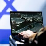 Une carte du monde stylisée, sur fond sombre, où apparaissent des réseaux de données, des lignes de communication et des silhouettes symboliques d’agents, illustrant la puissance et la complexité des grandes agences de renseignement internationales.