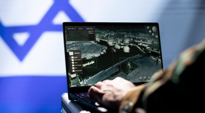 Une carte du monde stylisée, sur fond sombre, où apparaissent des réseaux de données, des lignes de communication et des silhouettes symboliques d’agents, illustrant la puissance et la complexité des grandes agences de renseignement internationales.