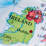 Carte de l’Irlande avec Dublin et les ports atlantiques, illustrant les routes du trafic de cocaïne et la montée de la criminalité organisée.