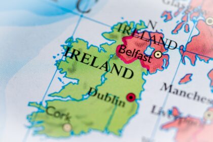 Carte de l’Irlande avec Dublin et les ports atlantiques, illustrant les routes du trafic de cocaïne et la montée de la criminalité organisée.