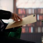 Un bureau de renseignement moderne, éclairé par la lueur bleutée d’écrans affichant cartes mondiales, flux de données et réseaux numériques, avec des analystes concentrés travaillant dans l’ombre.