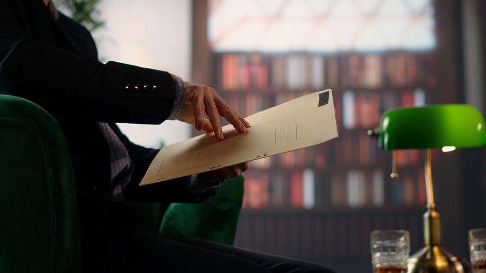 Un bureau de renseignement moderne, éclairé par la lueur bleutée d’écrans affichant cartes mondiales, flux de données et réseaux numériques, avec des analystes concentrés travaillant dans l’ombre.