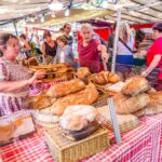 Pain français artisanal sur une table rustique, illustrant le savoir‑faire boulanger et le patrimoine culinaire du terroir.