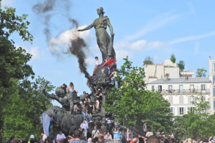 La France oscille entre dénonciation du racisme et crainte du racialisme, dans un débat marqué par l’importation du modèle américain et des concepts mal compris.