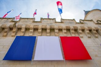 Analyse du déclin du logiciel politique gauche‑droite aux municipales et des nouveaux enjeux locaux entre transition écologique, gouvernance et participation citoyenne.