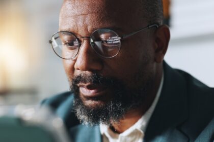 Une scène urbaine européenne en soirée, avec des silhouettes en discussion dans un café, symbolisant les réseaux diasporiques et les stratégies discrètes de recrutement menées par certains services de renseignement africains.