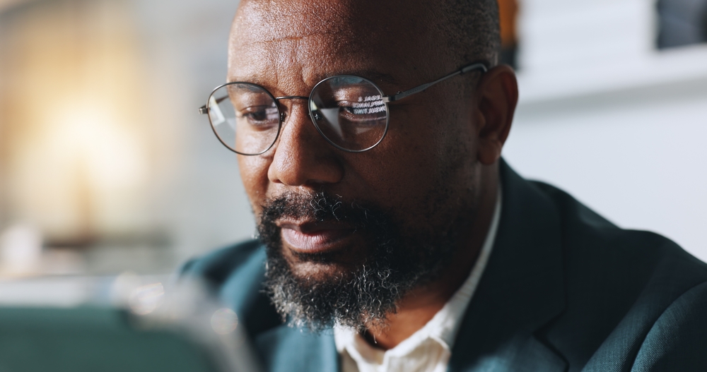 Une scène urbaine européenne en soirée, avec des silhouettes en discussion dans un café, symbolisant les réseaux diasporiques et les stratégies discrètes de recrutement menées par certains services de renseignement africains.