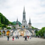 À l’approche de la présidentielle 2027, les mouvances identitaires intensifient leur offensive pour séduire la bourgeoisie catholique et peser sur le débat politique.