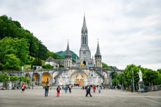 À l’approche de la présidentielle 2027, les mouvances identitaires intensifient leur offensive pour séduire la bourgeoisie catholique et peser sur le débat politique.