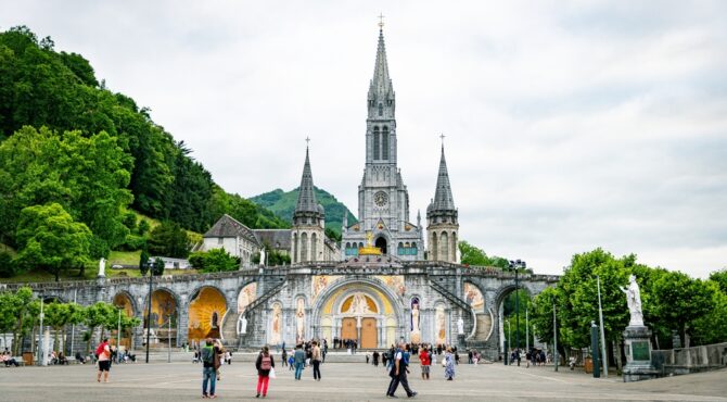 À l’approche de la présidentielle 2027, les mouvances identitaires intensifient leur offensive pour séduire la bourgeoisie catholique et peser sur le débat politique.