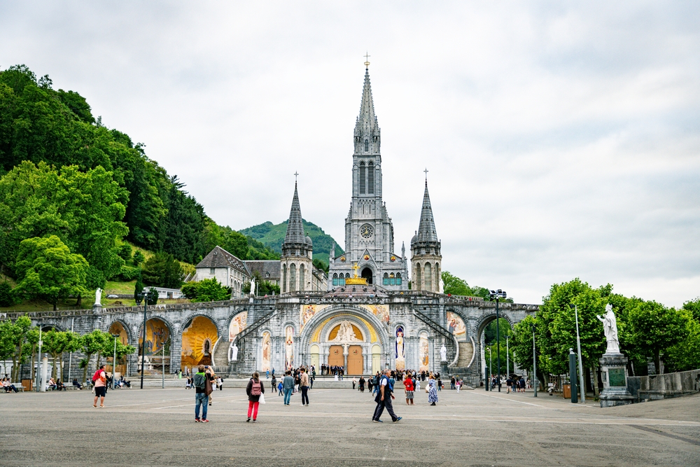 À l’approche de la présidentielle 2027, les mouvances identitaires intensifient leur offensive pour séduire la bourgeoisie catholique et peser sur le débat politique.