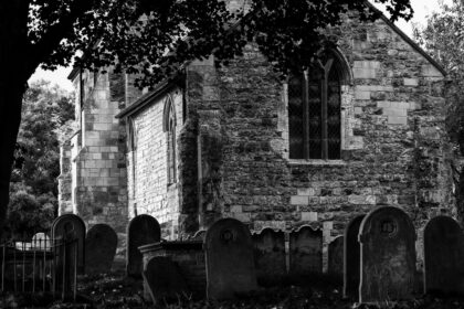Église française ancienne illustrant la fragilité du patrimoine religieux et la nécessité de sa restauration.