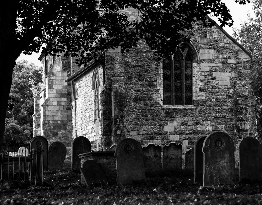 Église française ancienne illustrant la fragilité du patrimoine religieux et la nécessité de sa restauration.