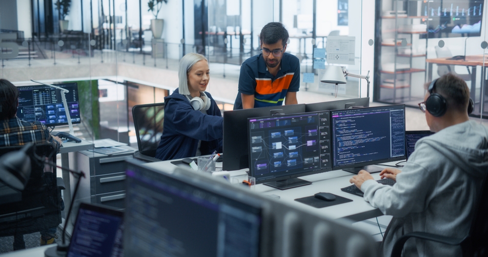 Une carte du monde stylisée, sur fond sombre, où apparaissent des réseaux de données, des lignes de communication et des silhouettes symboliques d’agents, illustrant la puissance et la complexité des grandes agences de renseignement internationales.