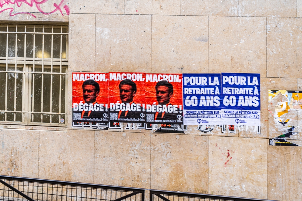 Analyse du dégagisme en France : un rejet croissant des élites politiques qui révèle une crise de la représentation et une profonde mutation démocratique.