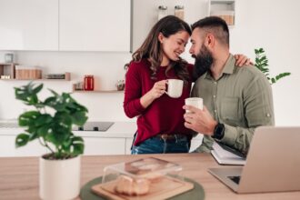 Une femme de ménage dans un intérieur bourgeois, symbolisant la proximité intime et la distance sociale du travail domestique.
