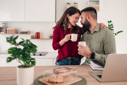Une femme de ménage dans un intérieur bourgeois, symbolisant la proximité intime et la distance sociale du travail domestique.