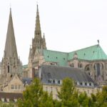 Groupe de nouveaux baptisés adultes dans une église française, symbolisant le renouveau du catholicisme minoritaire malgré la déchristianisation.