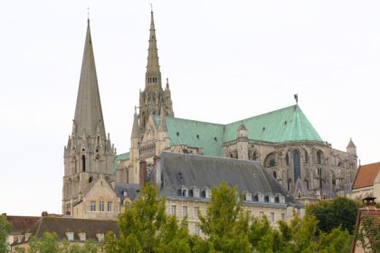Groupe de nouveaux baptisés adultes dans une église française, symbolisant le renouveau du catholicisme minoritaire malgré la déchristianisation.