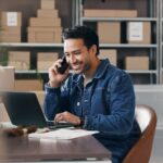 Salle de commandement sombre, écrans affichant cartes mondiales, flux de données et signaux numériques, illustrant la guerre secrète du renseignement moderne.