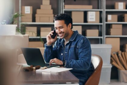 Salle de commandement sombre, écrans affichant cartes mondiales, flux de données et signaux numériques, illustrant la guerre secrète du renseignement moderne.