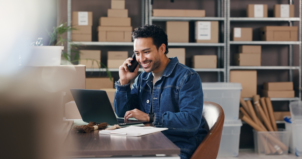 Salle de commandement sombre, écrans affichant cartes mondiales, flux de données et signaux numériques, illustrant la guerre secrète du renseignement moderne.
