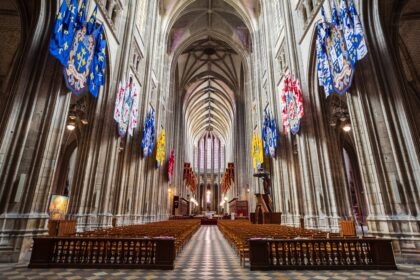 Jeune prêtre marchant dans une église vide, symbole du catholicisme français en recomposition entre déchristianisation et renouveau du sacerdoce.