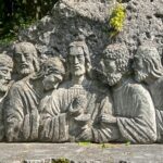 Salarié en entreprise réfléchissant au Carême 2026, symbolisant la liberté religieuse, la laïcité et les droits des travailleurs.