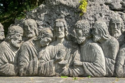 Salarié en entreprise réfléchissant au Carême 2026, symbolisant la liberté religieuse, la laïcité et les droits des travailleurs.