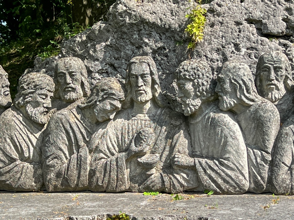 Salarié en entreprise réfléchissant au Carême 2026, symbolisant la liberté religieuse, la laïcité et les droits des travailleurs.