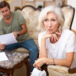 Illustration d’une balance fiscale représentant l’impôt symbolique universel, la justice fiscale et la contribution citoyenne face à la dette publique française.