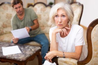 Illustration d’une balance fiscale représentant l’impôt symbolique universel, la justice fiscale et la contribution citoyenne face à la dette publique française.