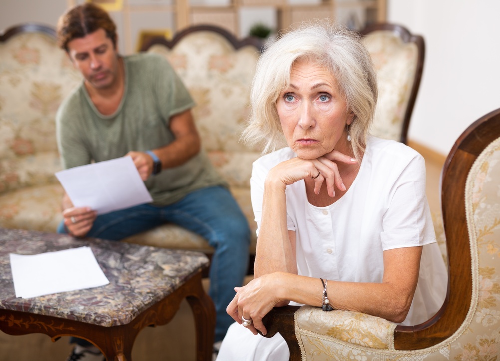 Illustration d’une balance fiscale représentant l’impôt symbolique universel, la justice fiscale et la contribution citoyenne face à la dette publique française.