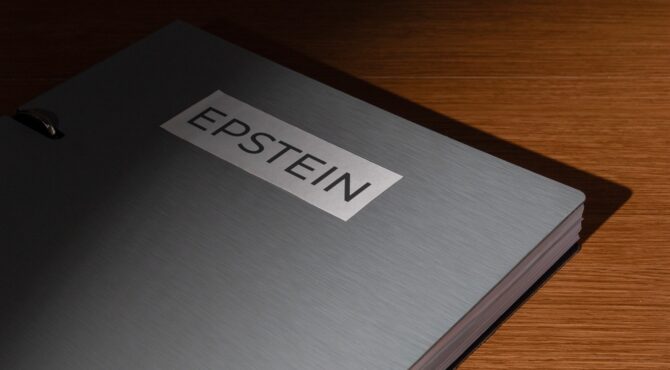 Silhouette d’un homme dans l’ombre entouré de figures d’élite, symbolisant le paraître social et les mécanismes de pouvoir révélés par l’affaire Epstein.