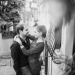 Illustration conceptuelle représentant des silhouettes diverses dans un espace symbolique ouvert, évoquant la pluralité des sexualités et la critique des normes dominantes.