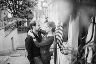 Illustration conceptuelle représentant des silhouettes diverses dans un espace symbolique ouvert, évoquant la pluralité des sexualités et la critique des normes dominantes.