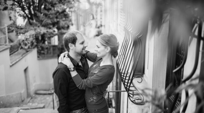 Illustration conceptuelle représentant des silhouettes diverses dans un espace symbolique ouvert, évoquant la pluralité des sexualités et la critique des normes dominantes.