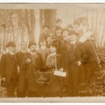 Représentation abstraite d’un réseau de données interconnectées, symbolisant la tension entre mémoire persistante, effacement algorithmique et archives numériques.