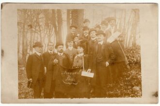 Représentation abstraite d’un réseau de données interconnectées, symbolisant la tension entre mémoire persistante, effacement algorithmique et archives numériques.