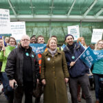 Illustration conceptuelle représentant la rencontre entre l’écologie politique française et le Green Party britannique, avec des références symboliques à Latour, Jonas et Gorz.