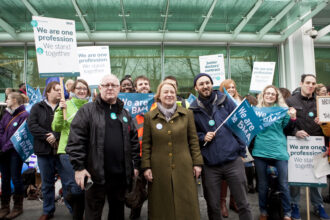 Illustration conceptuelle représentant la rencontre entre l’écologie politique française et le Green Party britannique, avec des références symboliques à Latour, Jonas et Gorz.